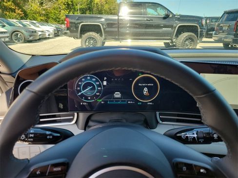 Used 2025 Hyundai Elantra Limited image 19