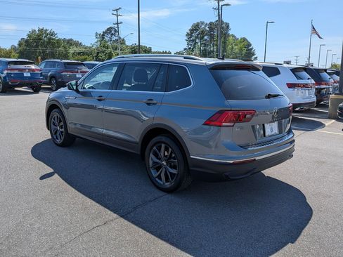 Used 2023 Volkswagen Tiguan SE w/ Panoramic Sunroof Package image 5
