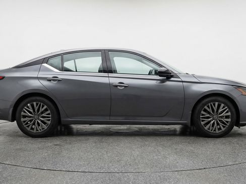 Used 2025 Nissan Altima 2.5 SV image 11