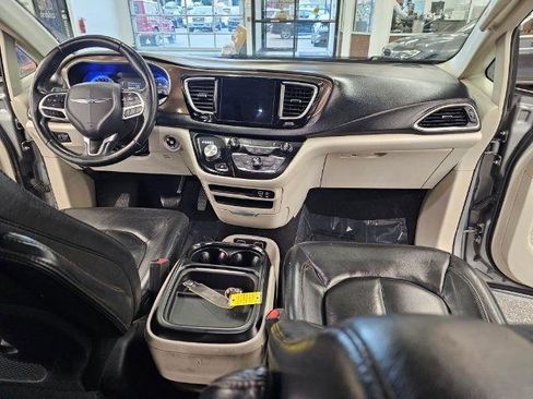 Used 2017 Chrysler Pacifica Touring-L image 9