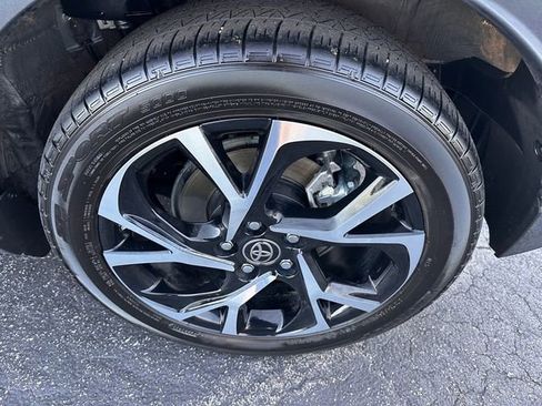 Used 2022 Toyota C-HR XLE image 18