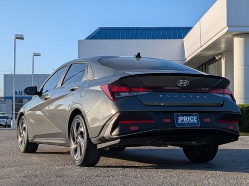 Used 2025 Hyundai Elantra Sport image 8