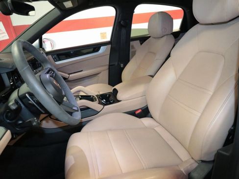 Used 2025 Porsche Cayenne Coupe image 13