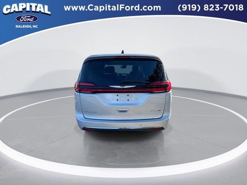 Used 2024 Chrysler Pacifica Touring-L image 7