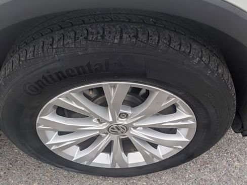 Used 2018 Volkswagen Tiguan SE w/ 3rd Row Seat Package image 16