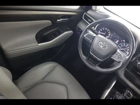 Used 2021 Toyota Highlander XLE image 17