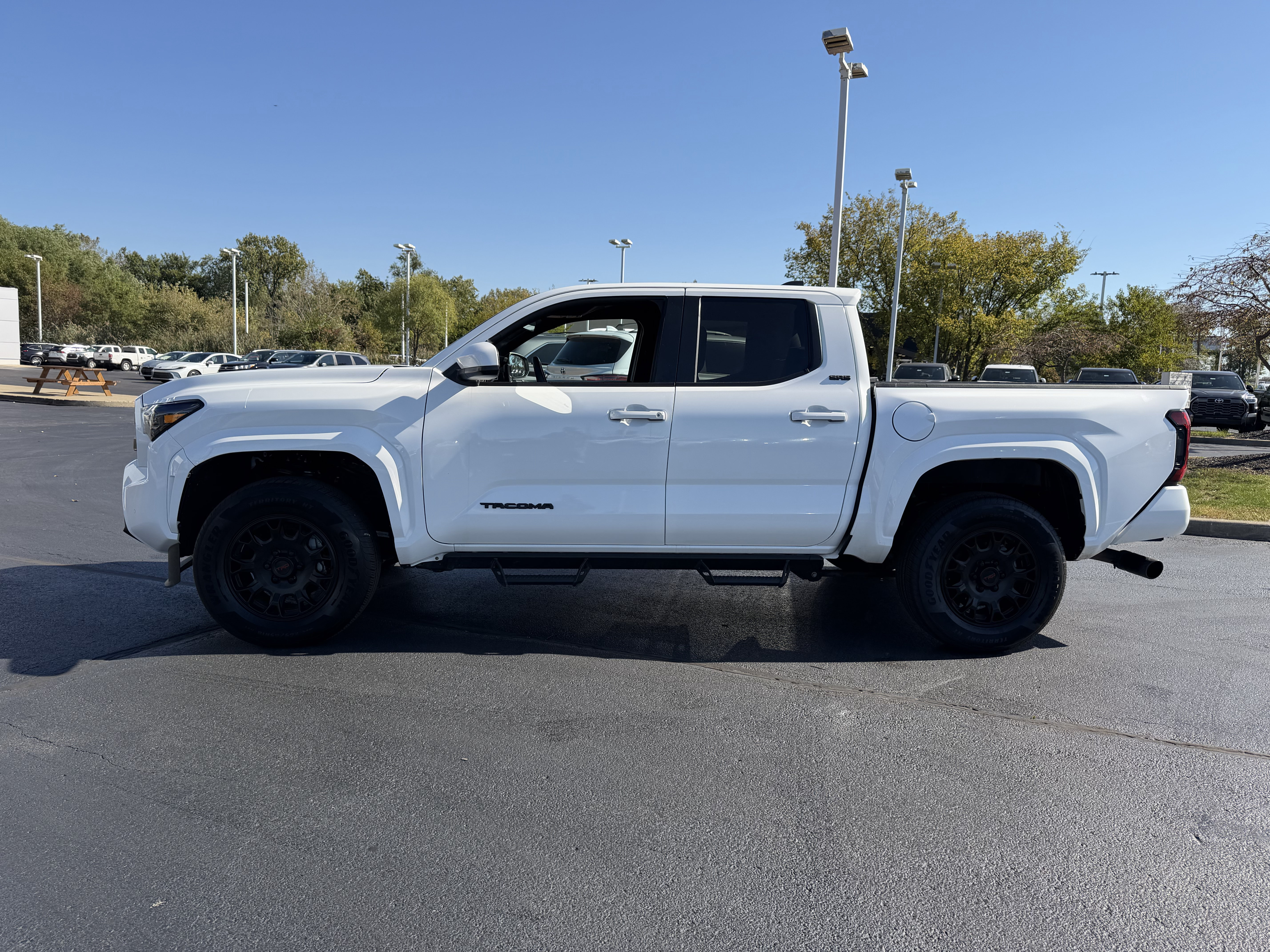 Certified 2025 Toyota Tacoma SR5 AWD/4WD image 4