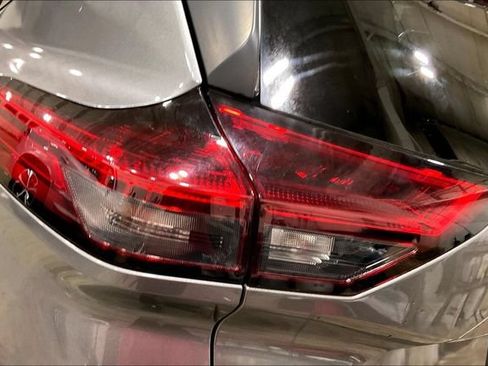 Used 2023 Nissan Rogue SV FWD image 30