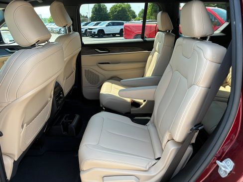 Used 2023 Jeep Grand Cherokee L Limited AWD/4WD image 12
