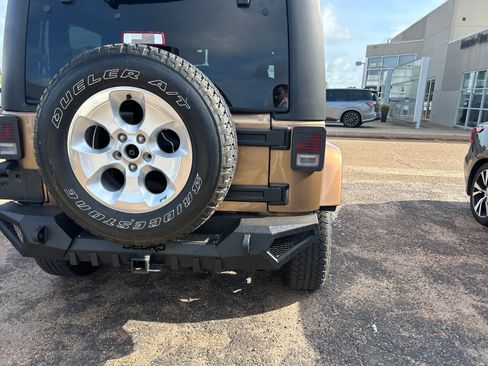 Used 2015 Jeep Wrangler Sahara w/ Dual Top Group AWD/4WD image 40