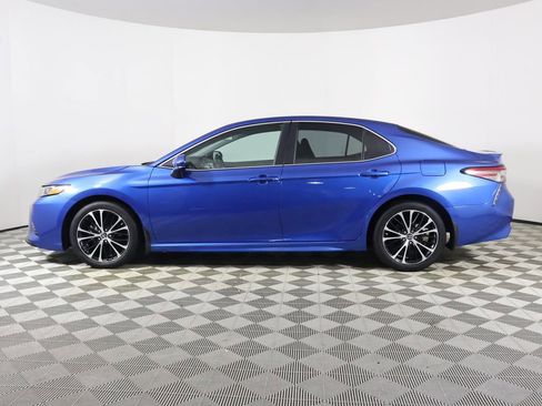 Used 2018 Toyota Camry SE image 3