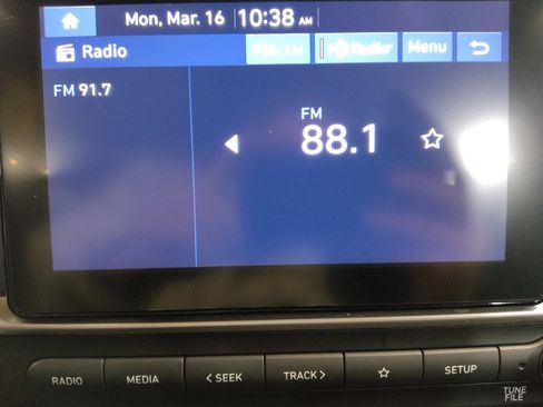 Used 2023 Hyundai Venue SEL image 25