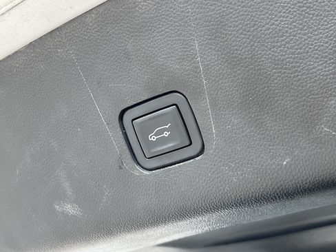 Used 2019 Chevrolet Traverse LT w/ LT Premium Package AWD/4WD image 9