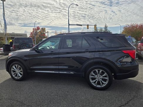 Used 2023 Ford Explorer XLT w/ Equipment Group 202A image 8