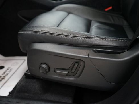 Used 2022 Volvo XC40 T5 Momentum image 27