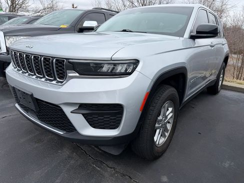 Used 2023 Jeep Grand Cherokee Laredo image 2