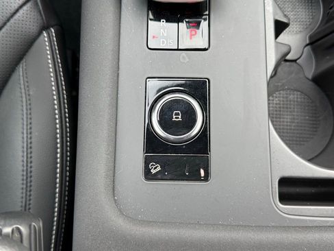 Certified 2025 Land Rover Discovery S image 23