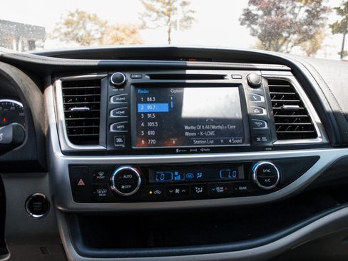 Used 2018 Toyota Highlander Limited AWD/4WD image 18