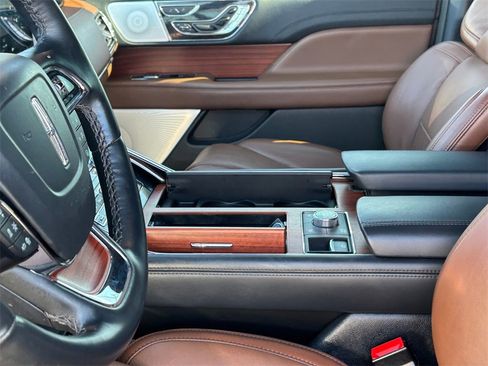 Used 2024 Lincoln Navigator Reserve image 12