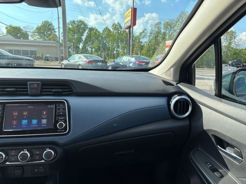 Used 2025 Nissan Versa SV FWD image 33