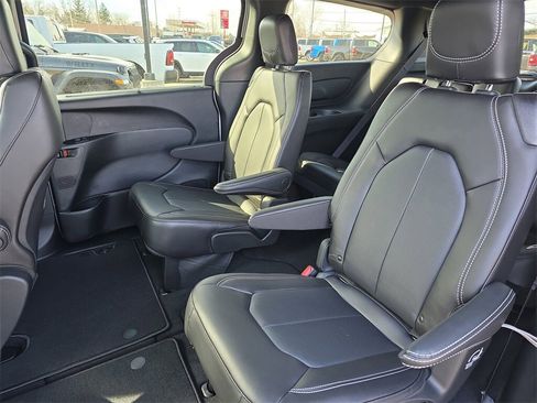 New 2026 Chrysler Pacifica Select image 16