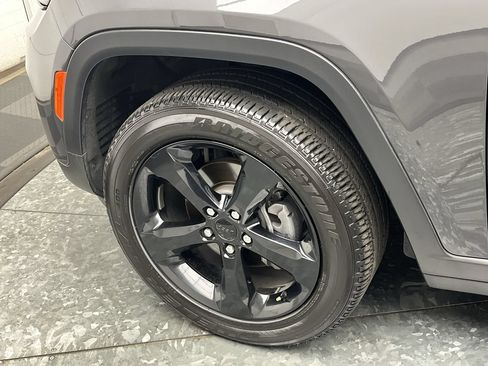 Used 2023 Jeep Grand Cherokee Altitude AWD/4WD image 32