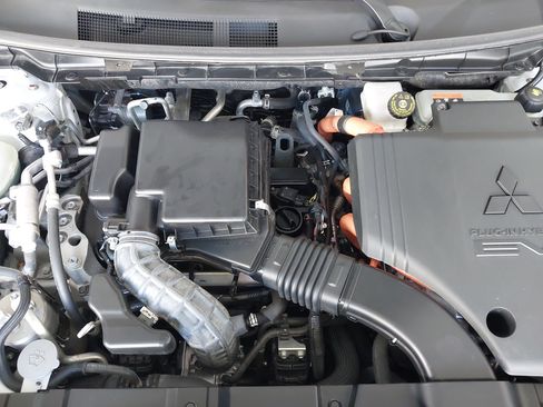 Used 2024 Mitsubishi Outlander 4WD Plug-In Hybrid image 30