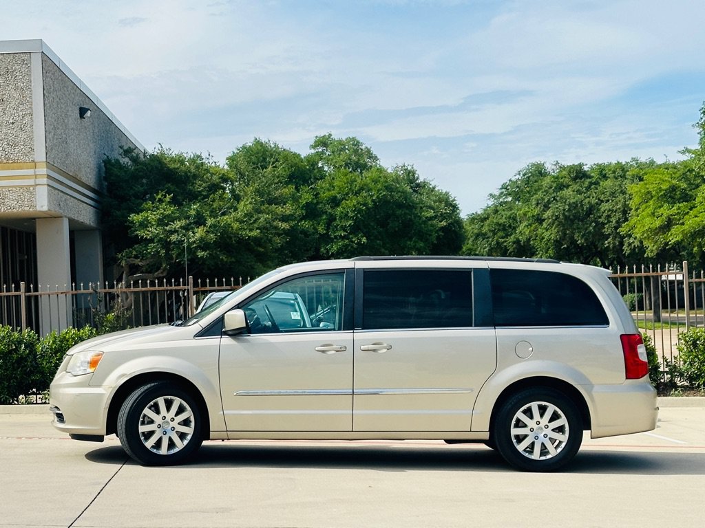 Used 2014 Chrysler Town & Country Touring FWD image 4