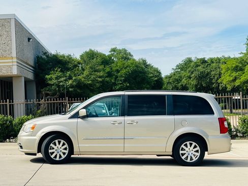 Used 2014 Chrysler Town & Country Touring FWD image 4