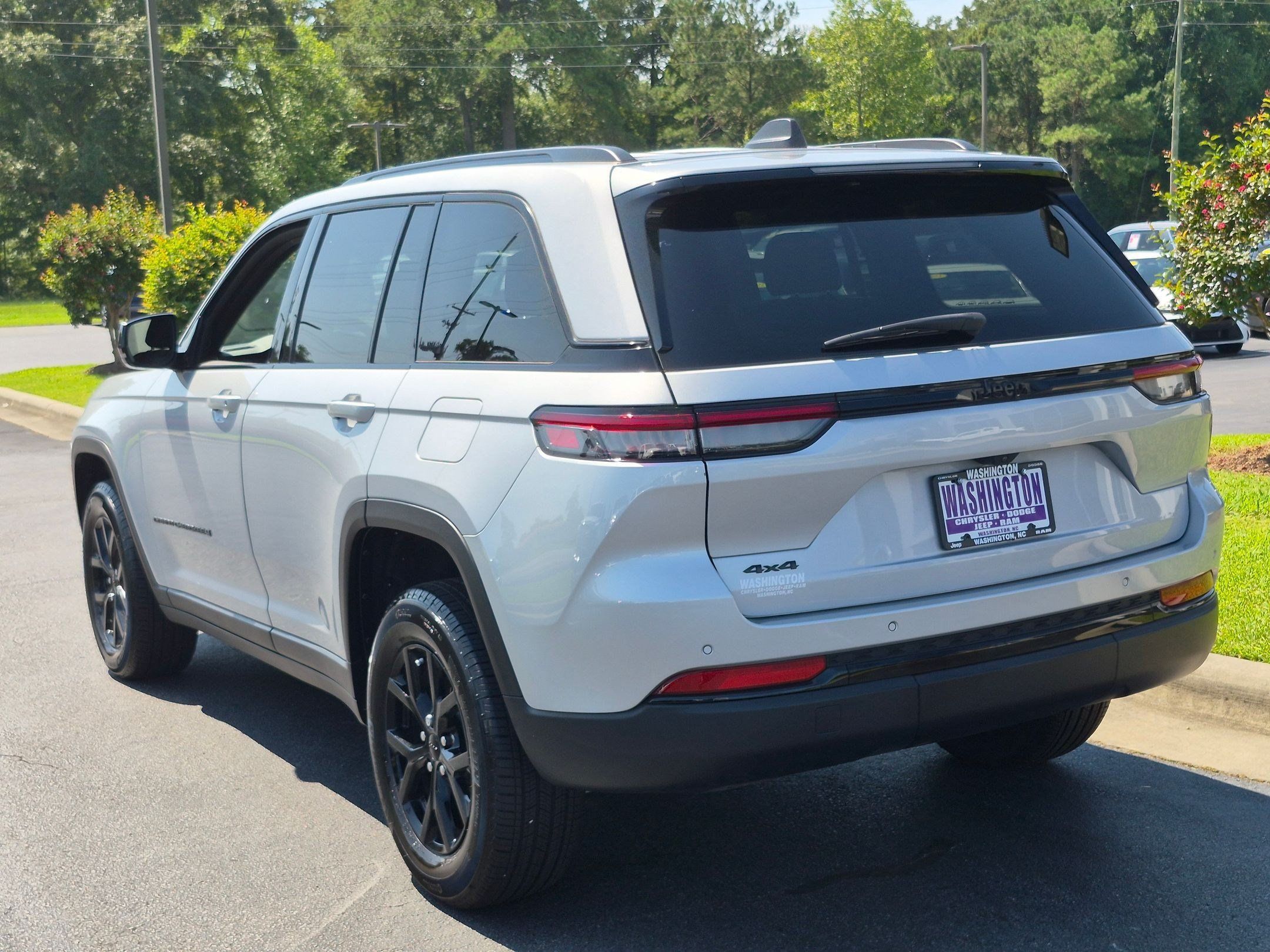 Used 2025 Jeep Grand Cherokee Altitude AWD/4WD image 7