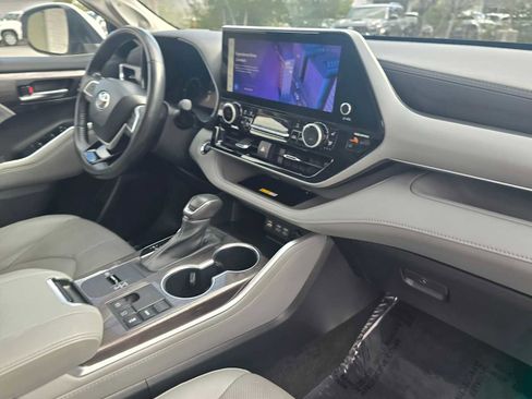 Used 2023 Toyota Highlander Platinum image 13