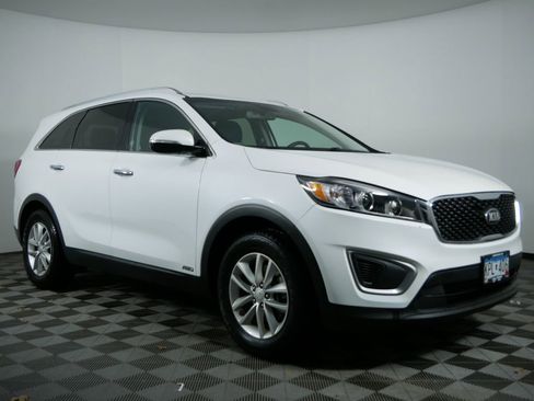 Used 2017 Kia Sorento LX w/ LX Convenience Package image 1