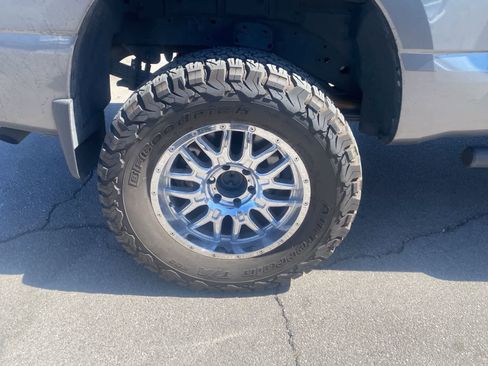 Used 2021 Nissan Titan SV w/ Accessory Utility Package image 5