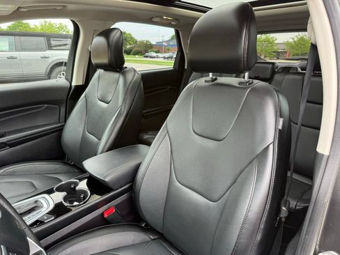 Used 2018 Ford Edge Titanium w/ Technology Package AWD/4WD image 9