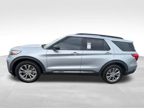 Used 2022 Ford Explorer XLT w/ Equipment Group 202A RWD image 2