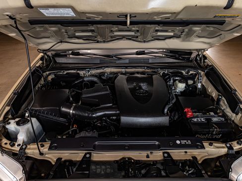 Used 2017 Toyota Tacoma TRD Sport AWD/4WD image 27