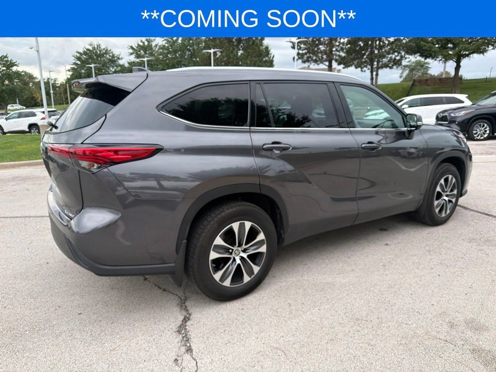 Used 2022 Toyota Highlander XLE AWD/4WD image 6