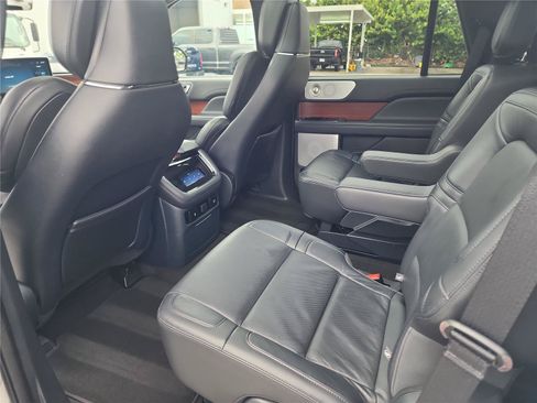 Certified 2024 Lincoln Navigator Reserve AWD/4WD image 17