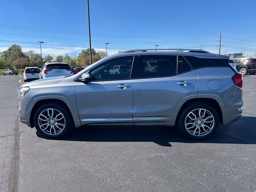 Used 2024 GMC Terrain Denali w/ Denali Premium Package AWD/4WD image 3