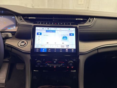 New 2025 Jeep Grand Cherokee Limited w/ Black Appearance Package image 12