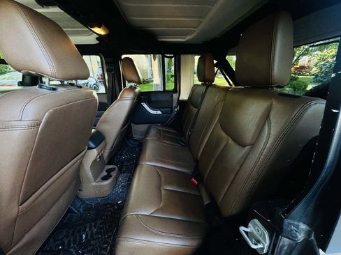 Used 2014 Jeep Wrangler Unlimited Sahara w/ Connectivity Group AWD/4WD image 16