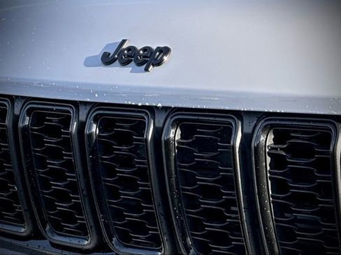 Used 2023 Jeep Grand Cherokee L Laredo image 4