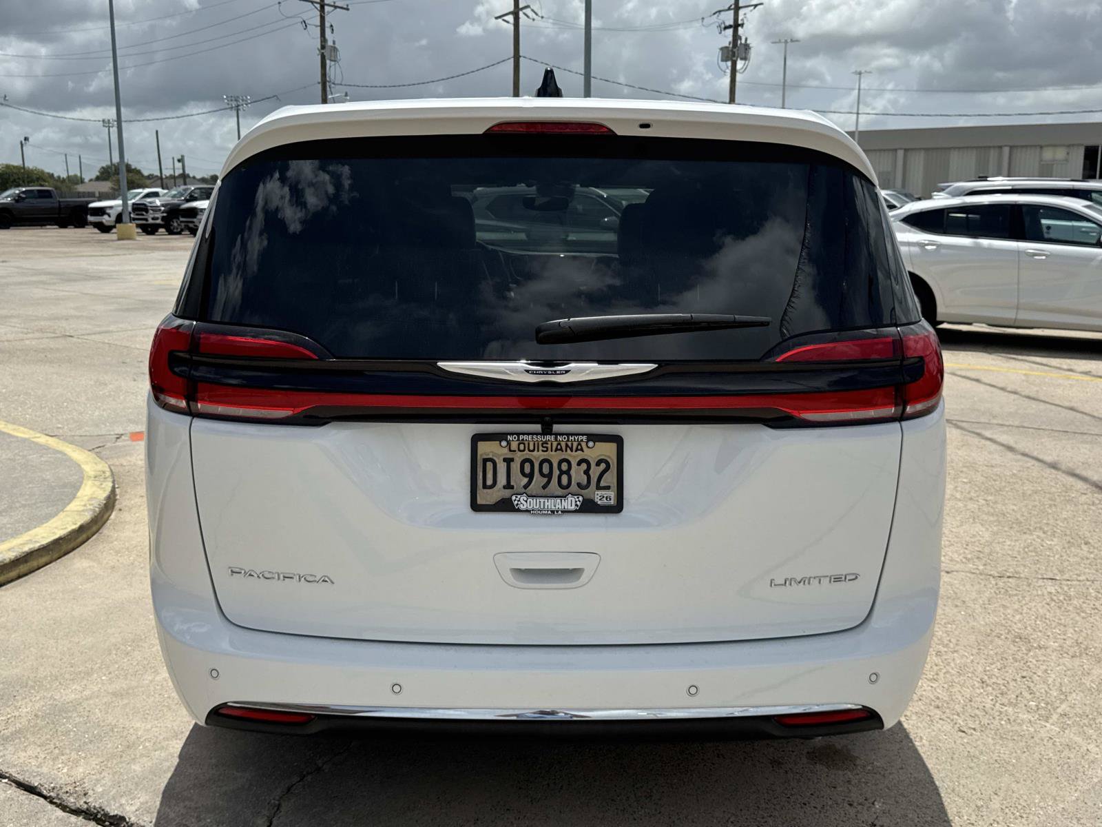 Used 2026 Chrysler Pacifica Limited FWD image 6