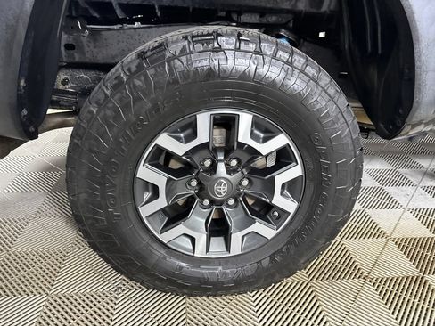 Used 2019 Toyota Tacoma TRD Off-Road w/ TRD Premium Off Road Package AWD/4WD image 31