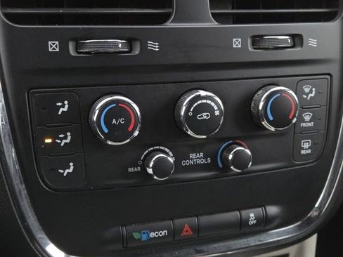 Used 2019 Dodge Grand Caravan SXT image 5