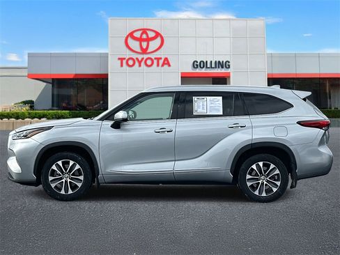 Used 2022 Toyota Highlander XLE image 2