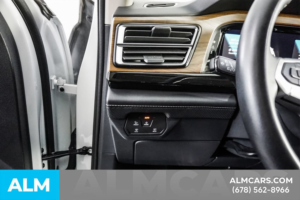 Used 2025 Volkswagen Atlas SE FWD image 31