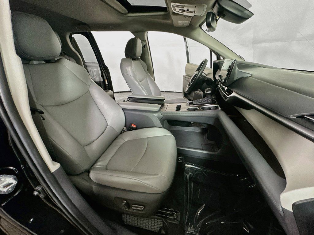 Used 2024 Toyota Sienna XLE FWD image 14