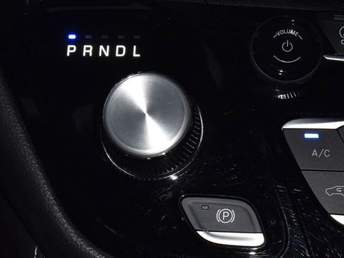 Certified 2025 Chrysler Pacifica Limited image 21