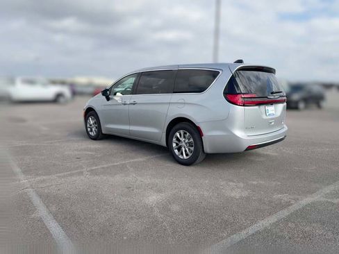 New 2026 Chrysler Pacifica Limited image 8